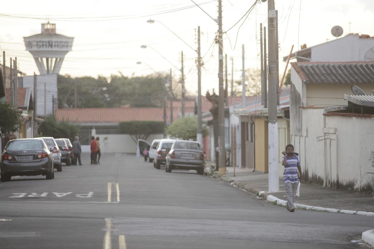 Rua Dom Jaime de Barros Câmara, no Conjunto Habitacional Padre Anchieta, onde seis pessoas foram contaminadas pelo mosquito da dengue; febre, dor e moleza no corpo (Kamá Ribeiro)