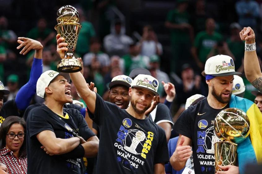 Curry anotou 34 pontos, sete rebotes e sete assistências (ELSA / AFP)