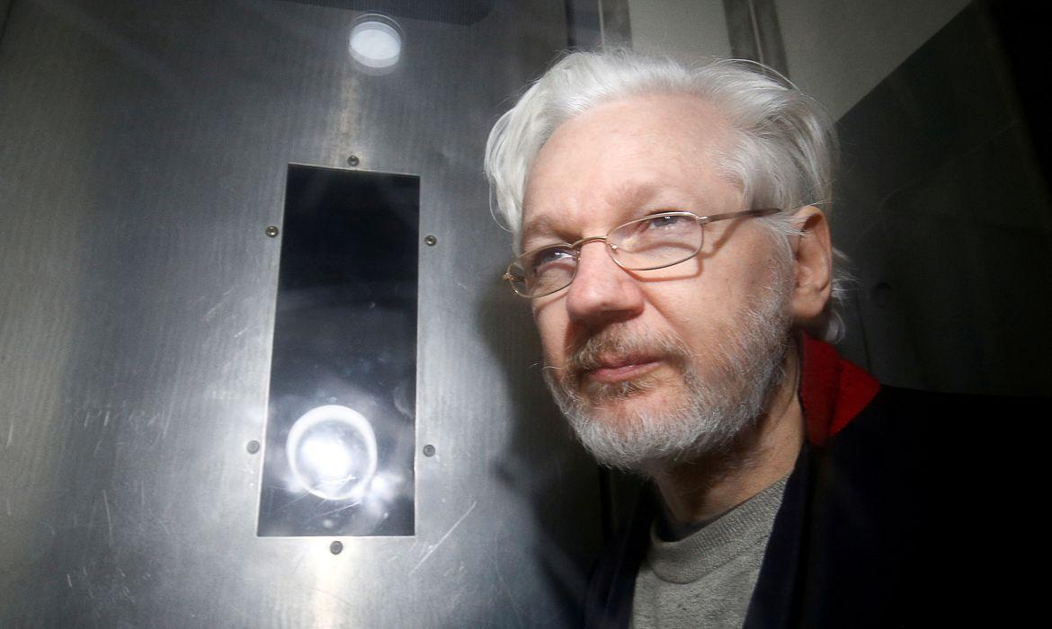 Assange está detido em uma prisão de Londres desde 2019, depois de sete anos fugindo da prisão ao buscar asilo político na Embaixada do Equador (Agência Brasil)