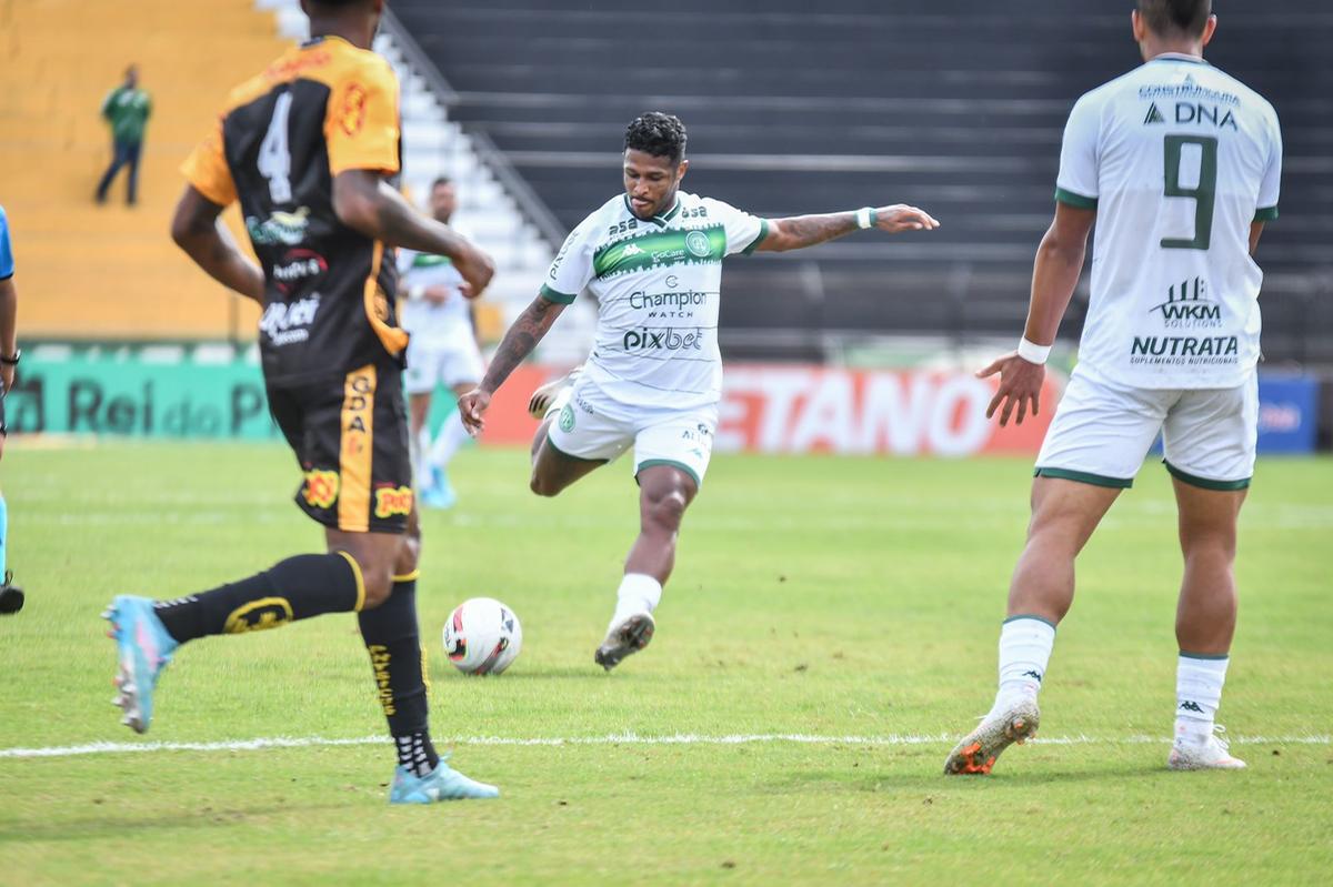 Rodrigo Andrade em chute que culminou no primeiro gol do Bugre contra o Novorizontino, no domingo (Guilherme Veiga / Especial para Guarani FC)