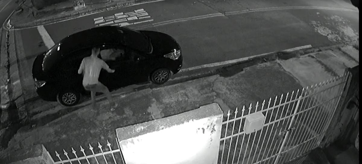 Câmera de monitoramento do vizinho flagrou os bandidos deixando o local do crime: um deles é usuário de drogas (Reprodução)