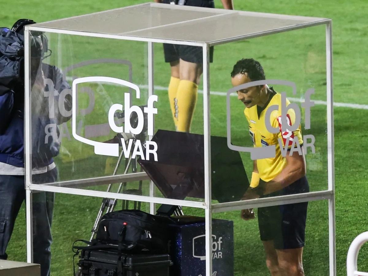 A CBF reconheceu necessidade de ajustes no VAR (Divulgação)