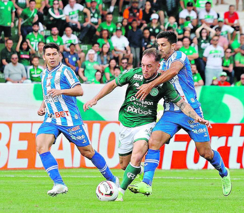 Bem marcado, Bruno José não conseguiu desenvolver o futebol ofensivo que resultasse em gols, no domingo (Luciano Claudino / Guarani FC)