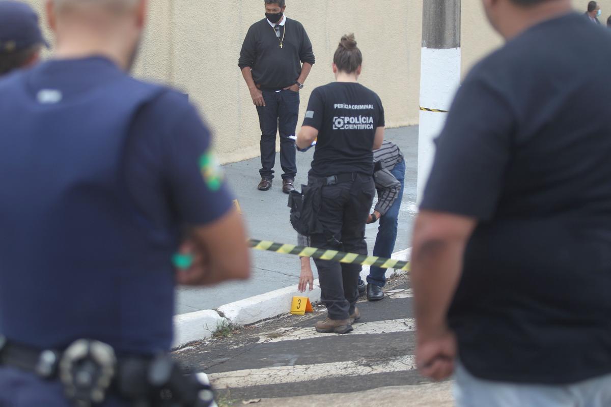 A Polícia Técnico-Científica esteve no local, junto com investigadores da Polícia Civil: agentes conseguiram coletar no local do crime dez projéteis (Ricardo Lima)