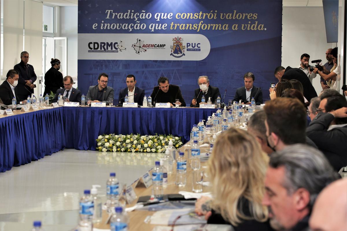 Reunião teve participação de prefeitos da RMC, reitor da PUC-Campinas, secretários municipais e deputados (Divulgação)
