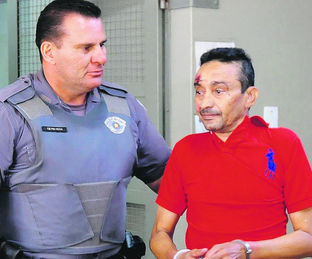 PM ao lado de Jose Antônio Santana, de 52 anos, que comprou uma faca de açougueiro e a usou contra os passageiros (Mateus Medeiros/Gazeta de Piracicaba)