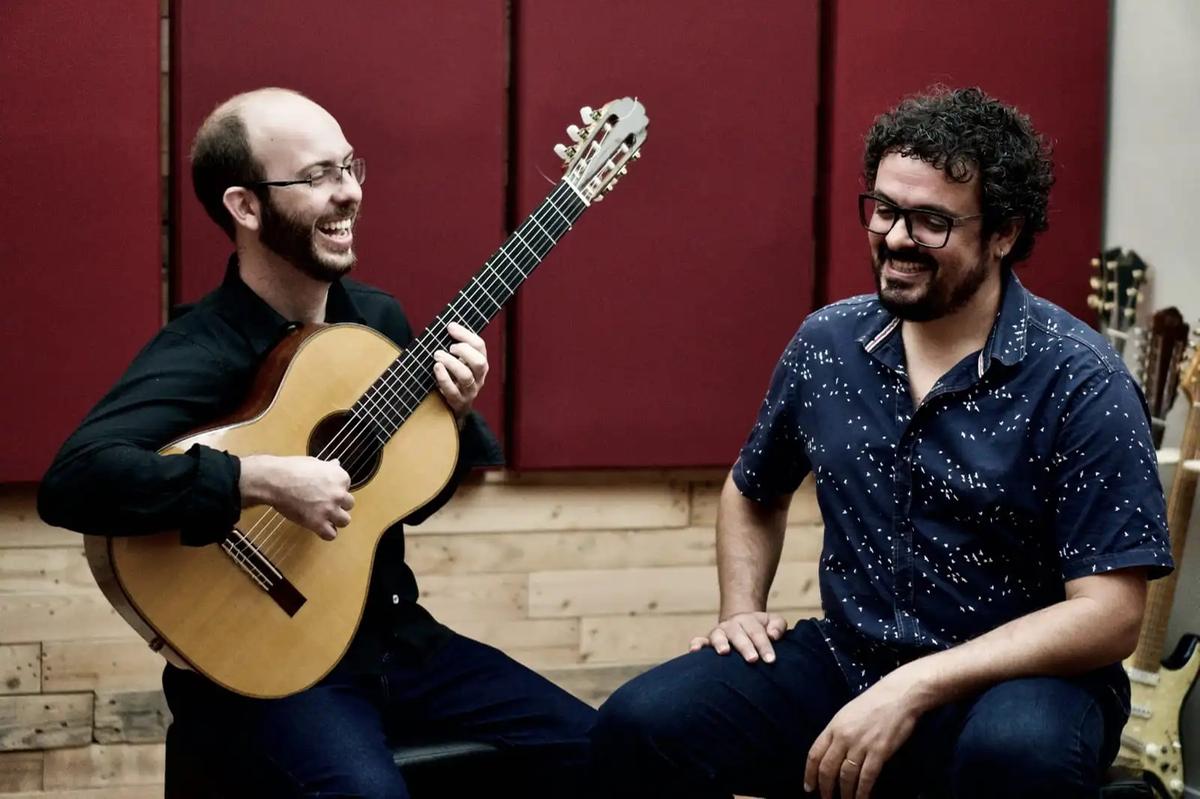 Disco do violonista Rafael Thomás e do cantor Guga Costa  traz repertório Dorival Caymmi ao estilo "um banquinho e um violão" (Divulgação)