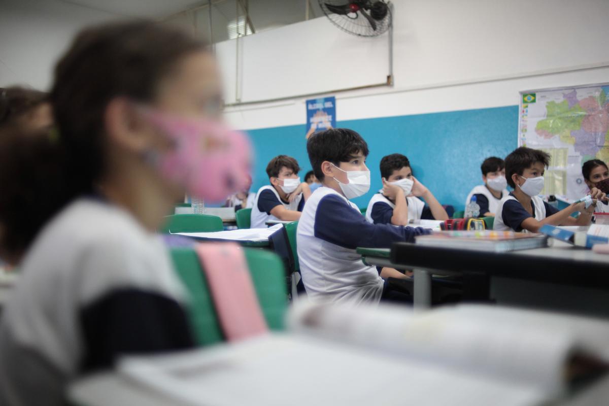 Alunos da rede municipal de ensino em sala de aula cumprem a exigência do uso de máscara: comitê continuará a realizar avaliações epidemiológicas (Kamá Ribeiro)