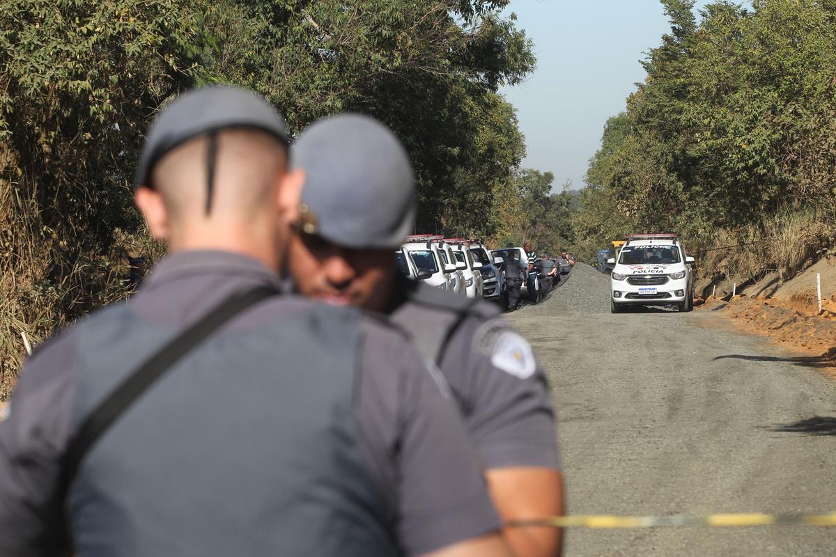 Várias viaturas se dirigiram ao local, próximo ao Aeroporto de Viracopos, para dar apoio à equipe da PM que trocou tiros com os assaltantes (Ricardo Lima)