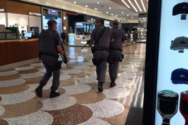Policiais militares trocaram tiros com os bandidos no Parque D. Pedro Shopping (Reprodução)