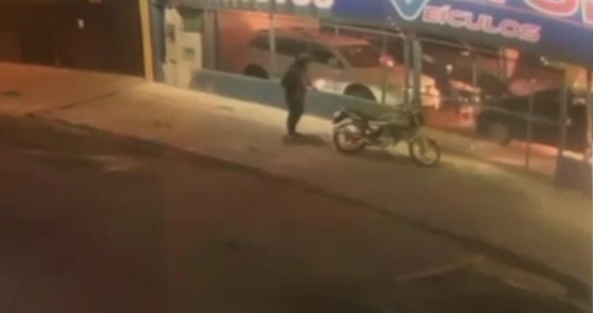 Homem coloca fogo em estacionamento em Campinas (Reprodução/ vídeo)