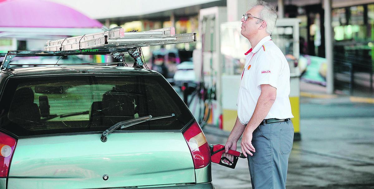 Preço do litro da gasolina deve cair a partir do final de semana na cidade, após a renovação dos atuais estoques dos postos de combustíveis, adquiridos ainda com a alíquota mais alta do tributo (Kamá Ribeiro)