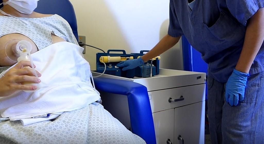 Doadora faz a coleta do leite materno: alimento é insubstituível, por ser o mais completo para o recém-nascido (Hospital Maternidade Campinas)