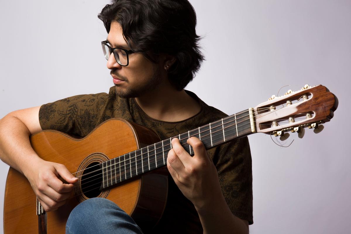 O músico paraguaio Pedro Martinez com o seu violão (Divulgação)