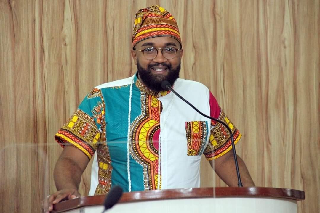O escritor, professor e jornalista Josué Roupinha Jr. (Divulgação)