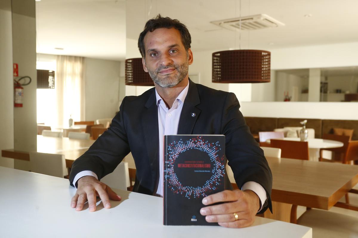 Livro "Cosmovisão Cristã e Metaconstitucionalismo", do juiz Carlos Eduardo Mendes, demonstra a compatibilidade entre a ciência, a lei e a fé (Gustavo Tilio)