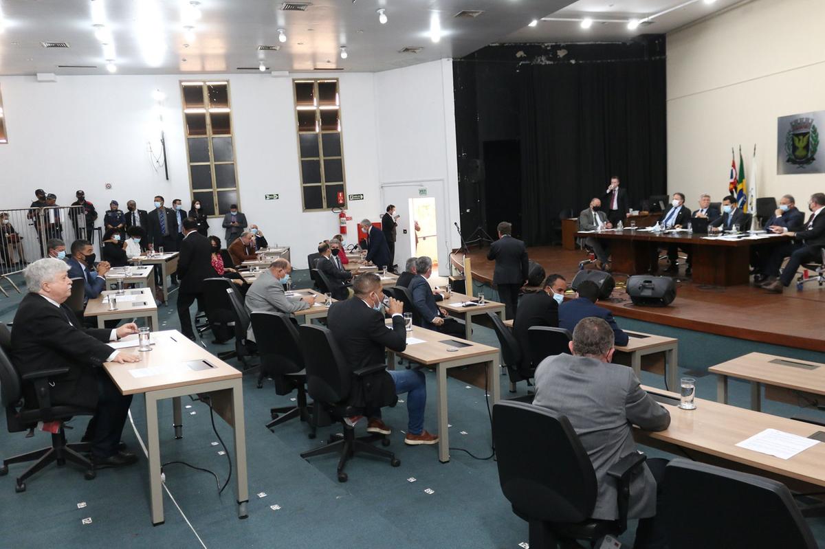 Vereadores participam de sessão da Câmara que aprovou o aumento de 15% no salário dos servidores, mais um auxílio-refeição de R$ 1.350,00 (Câmara dos Vereadores)