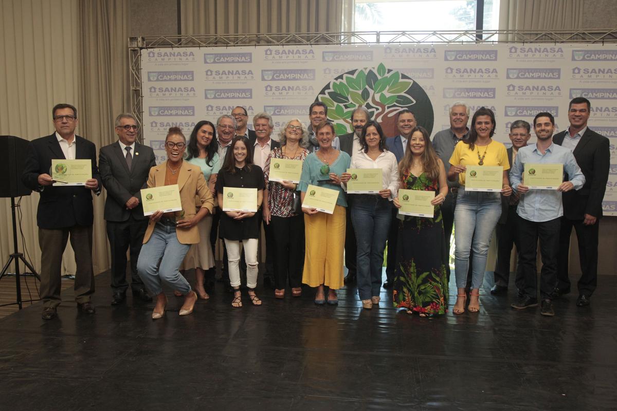 Representantes e convidados da RAC e da Sanasa posam com os premiados: reconhecimento às ações em favor da sustentabilidade (Ricardo Lima)