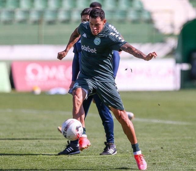 Após cumprir suspensão, meia Giovanni Augusto volta ao time titular do Guarani contra o CRB (Thomaz Marostegan/Guarani FC)