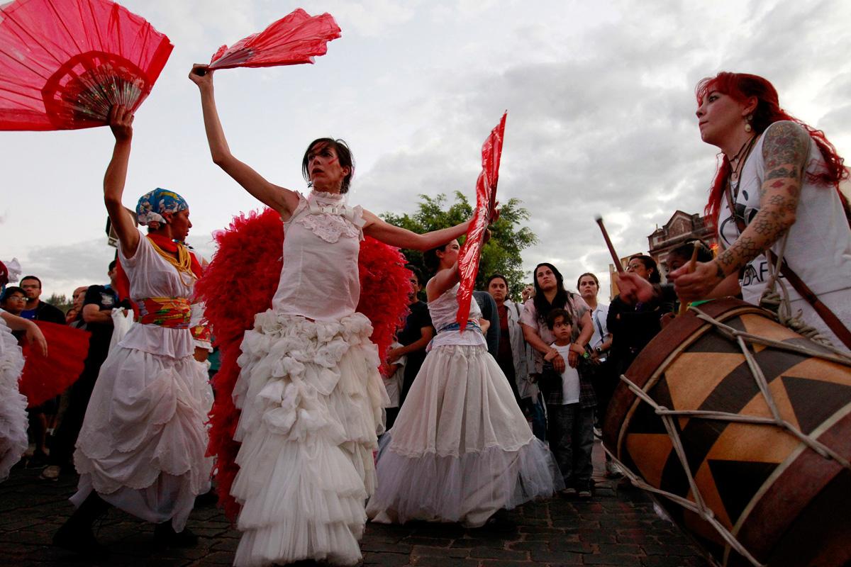Ensaio do desfile Cortejo Abre-alas, do Lume, já tradicional no Feverestival (Divulgação)
