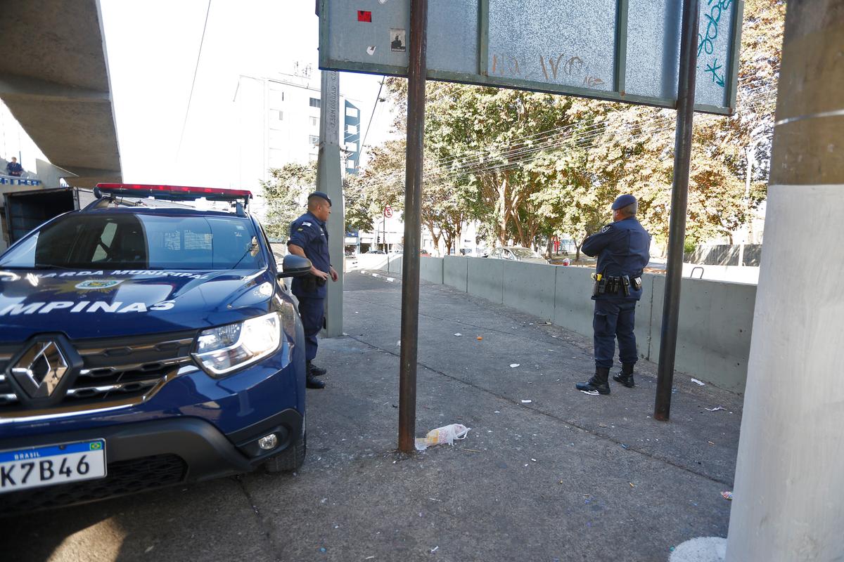 Com a presença da Guarda Municipal, vendedores de crack desapareceram da passarela sobre o Viaduto Miguel Vicente Cury, em cenário bem diferente do verificado pela reportagem na quinta-feira, quando o comércio de entorpecentes ocorria intensamente à luz do dia (Gustavo Tilio)
