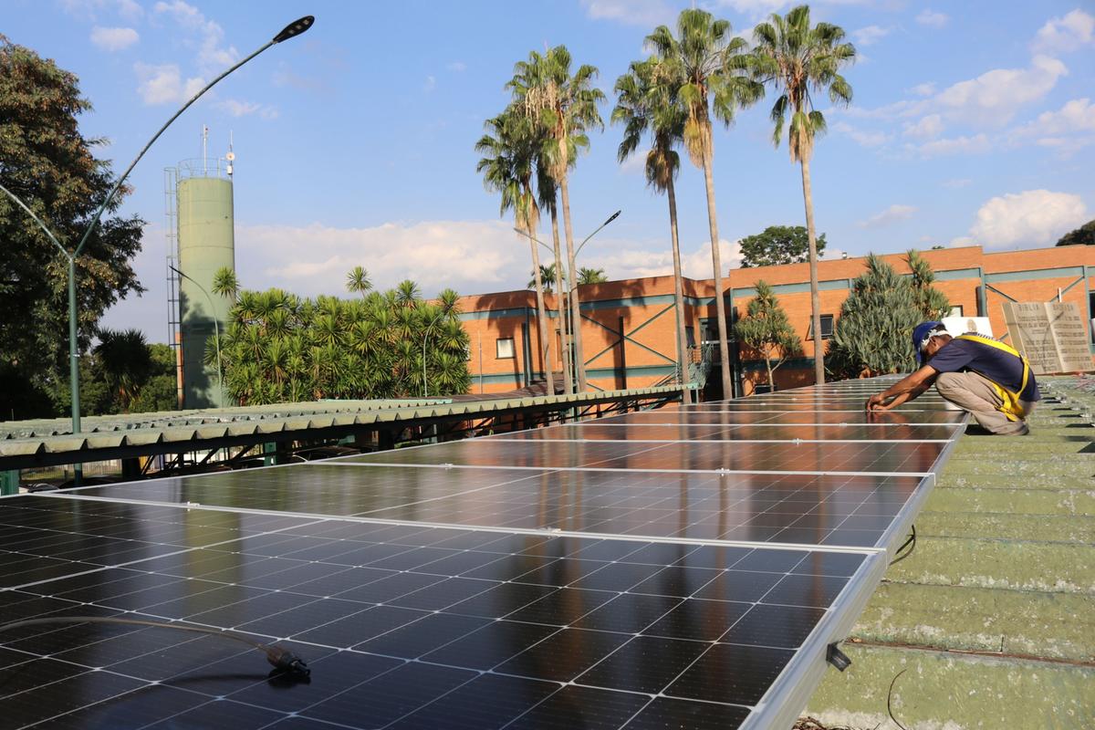 Funcionários instalam as placas voltaicas — no total de 230 — na cobertura do estacionamento da Câmara Municipal de Paulínia, que entrarão em funcionamento até o mês de agosto, para fornecer energia solar ao prédio (Camara dos Vereadores Paulinia)