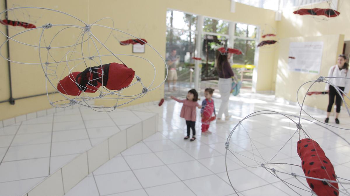 Crianças se encantam com as obras da Exposição Vivarium (Kama Ribeiro)