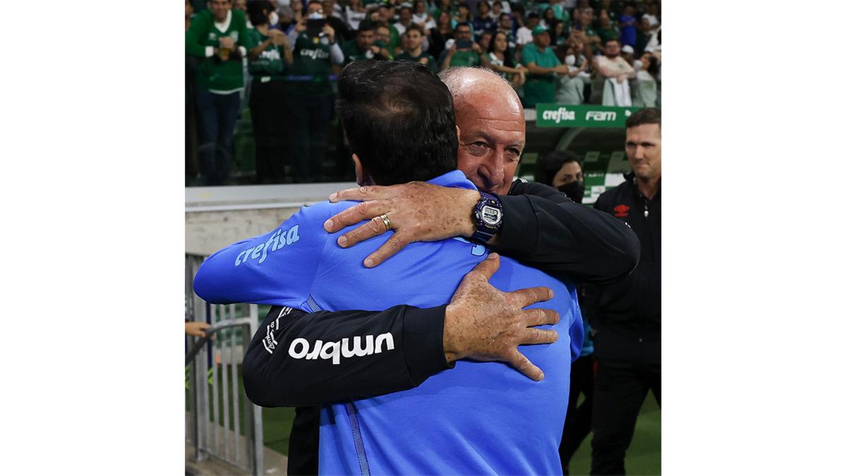 Abel Ferreira é cumprimentado pelo técnico Luiz Felipe Scolari (Cesar Greco/ Palmeiras)