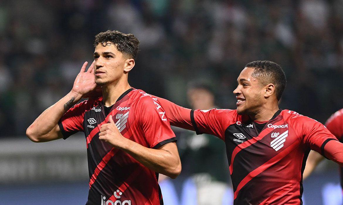 Após avaliar o lance com auxílio do VAR (árbitro de vídeo), o juiz marcou pênalti, que foi cobrado com eficiência por Vitor Bueno (José Tramontina/ athletico.comnbr)