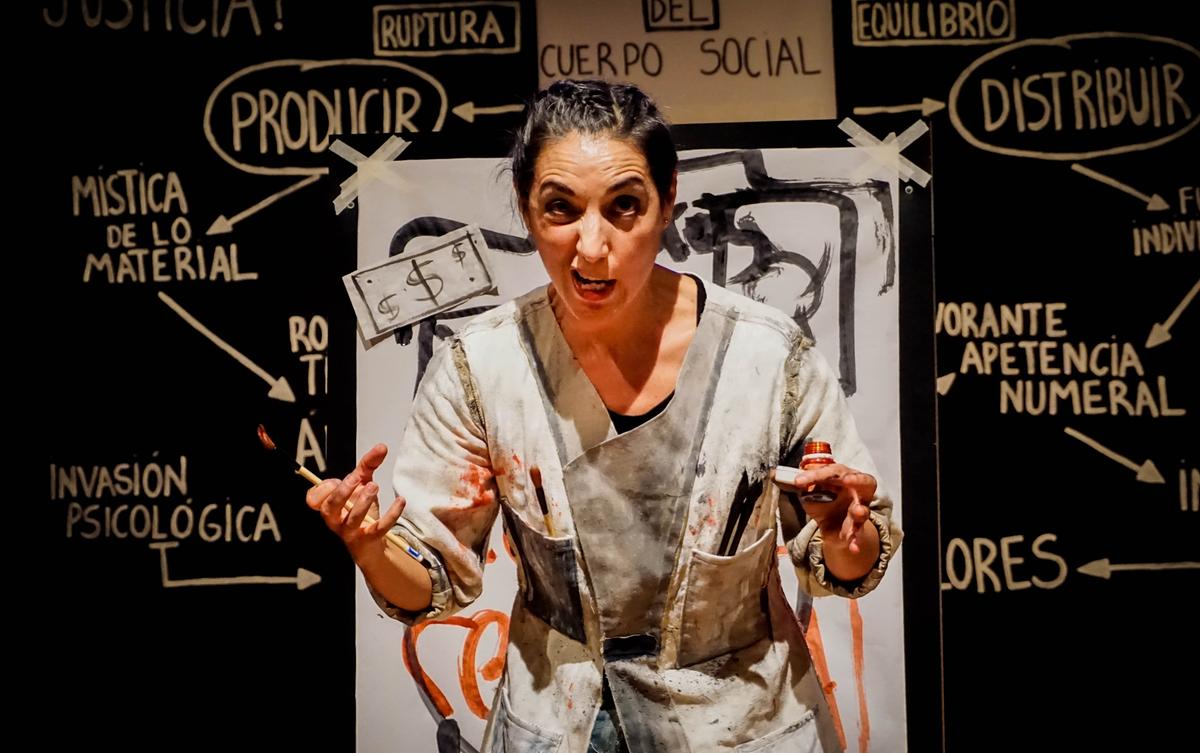 A atriz argentina Andrea Ojeda em cena do espetáculo Autópsia Lírica de Creso, produzido pela Periplo Compañía Teatral (Marcela Telleria / Divulgação)