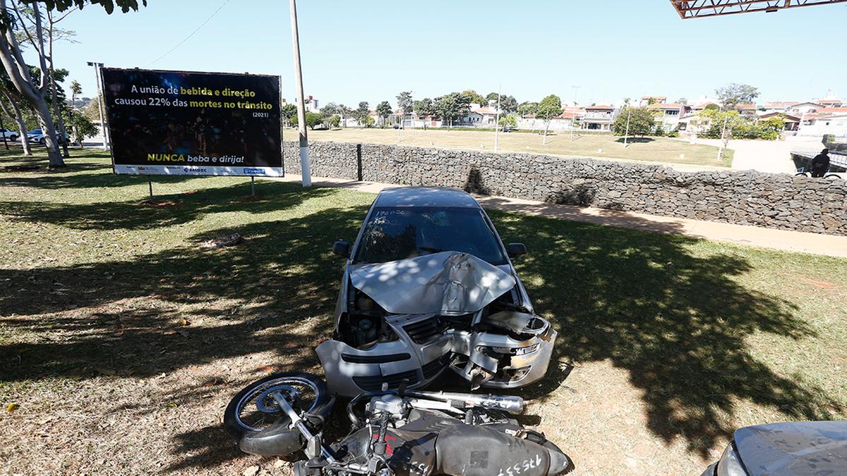 Campanha da Emdec na Praça Arautos da Paz alertando para os riscos da combinação entre álcool e volante (Gustavo Tilio)