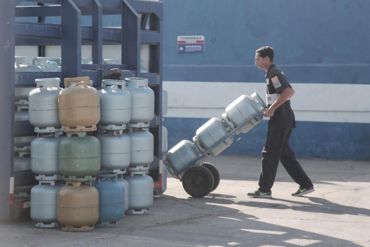 Rapaz empilha os botijões em revendedora: valor médio praticado em Campinas para o botijão de 13 quilos, com base em 11 comércios, era de R$ 114,54, entre 26 de junho e 2 de julho (Kamá Ribeiro)