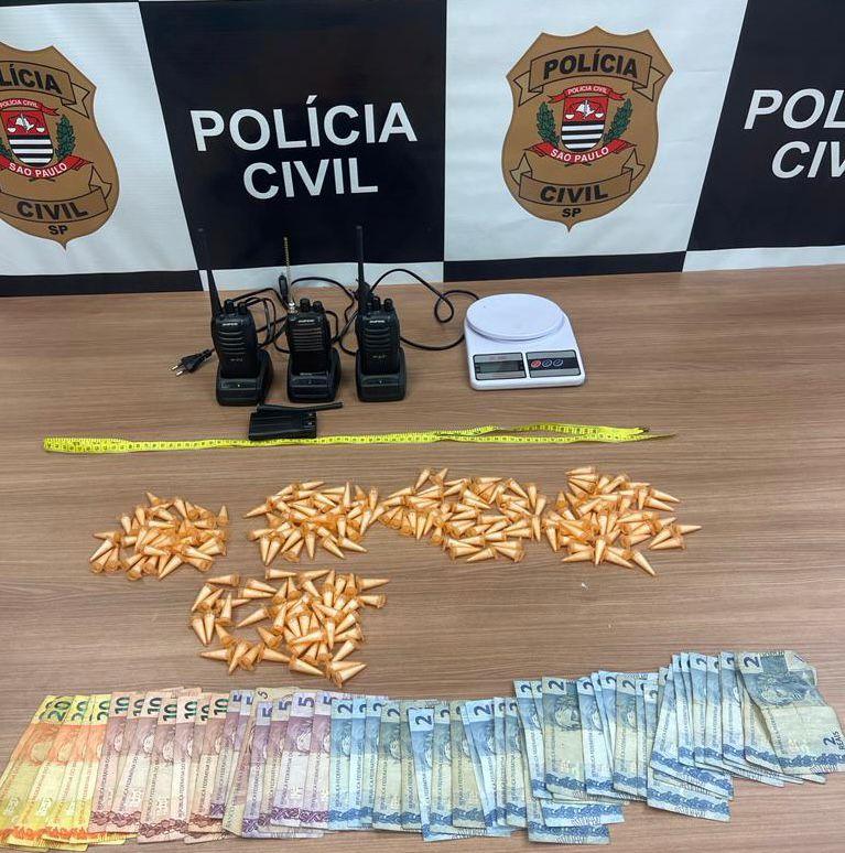 Foram apreendidos 229 porções de cocaína, 3 rádios comunicadores, uma balança de precisão e dinheiro (Divulgação)