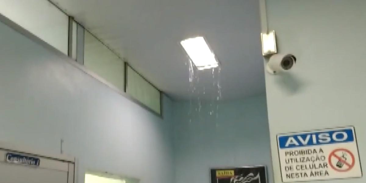 Água escorre pela luminária de um dos corredores do Hospital Dr. Mário Gatti , que teve que suspender o atendimento por uma hora (Reprodução)