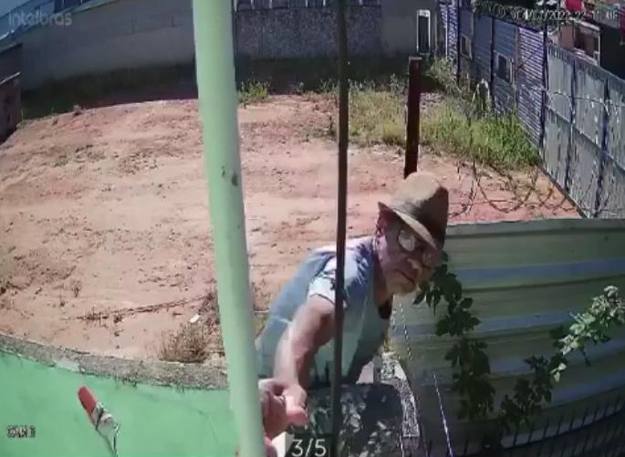 O acusado pelo crime foi flagrado por câmera de segurança: Polícia está atrás de testemunhas ou pessoas que possam reconhecer este homem (Reprodução)