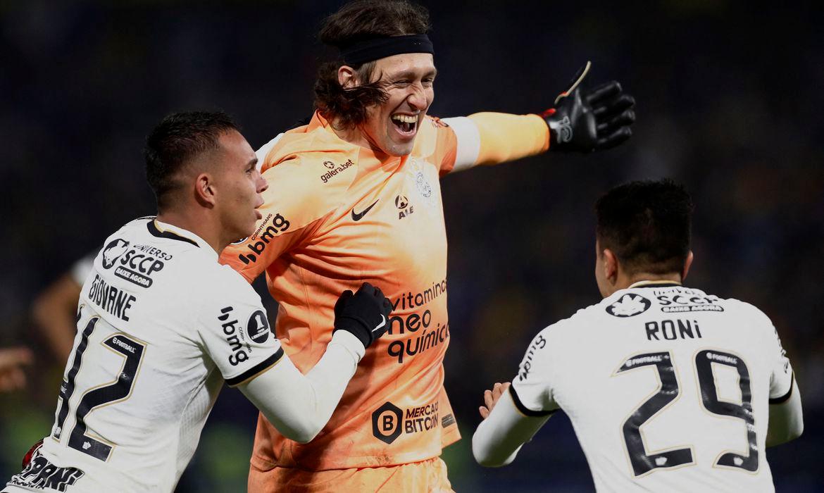 Goleiro Cássio brilha defendendo duas cobranças (Reuters/ Agustin Marcarian)