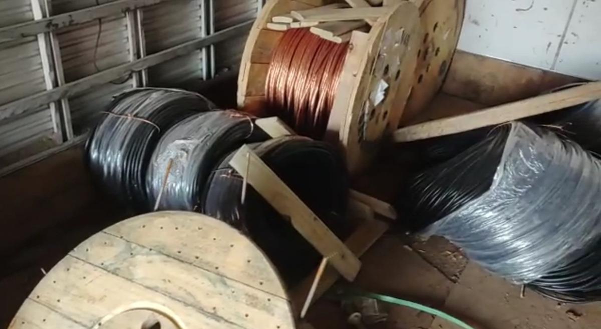 Dentro do veículo encontraram também diversas bobinas, rolos de fios e pedaços cortados (Divulgação/ Deic)