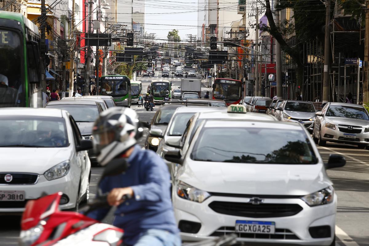 Apesar das mudanças que estão sendo estudadas para simplificar a obra de requalificação da Avenida Campos Sales, no Centro de Campinas, o aterramento da fiação previsto no projeto original está mantido (Gustavo Tilio)