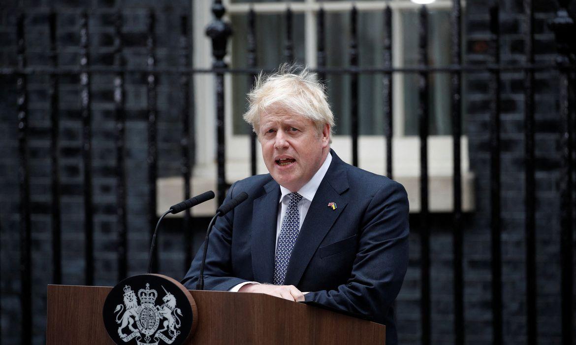 Johnson confirmou o fim do governo em um pronunciamento à imprensa em frente à sede do governo (Peter Nichols)