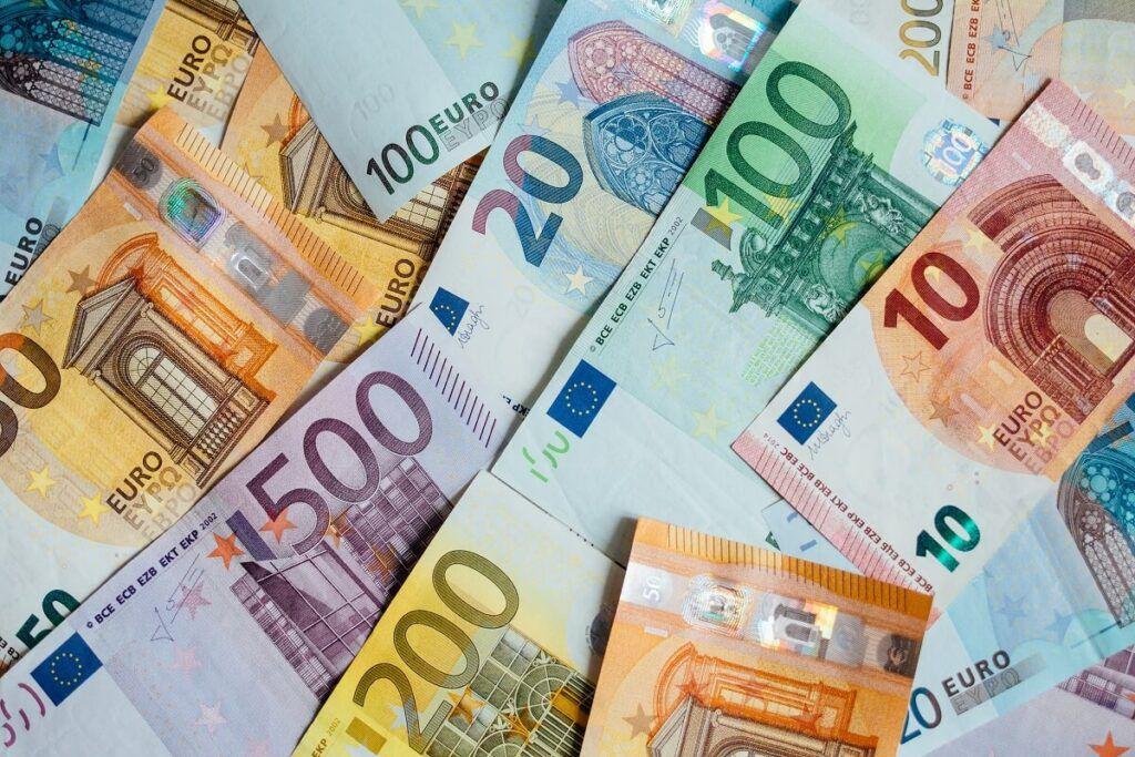 Nesta semana, o Euro atingiu o seu menor valor frente ao Dólar dos últimos 20 anos (Reprodução)