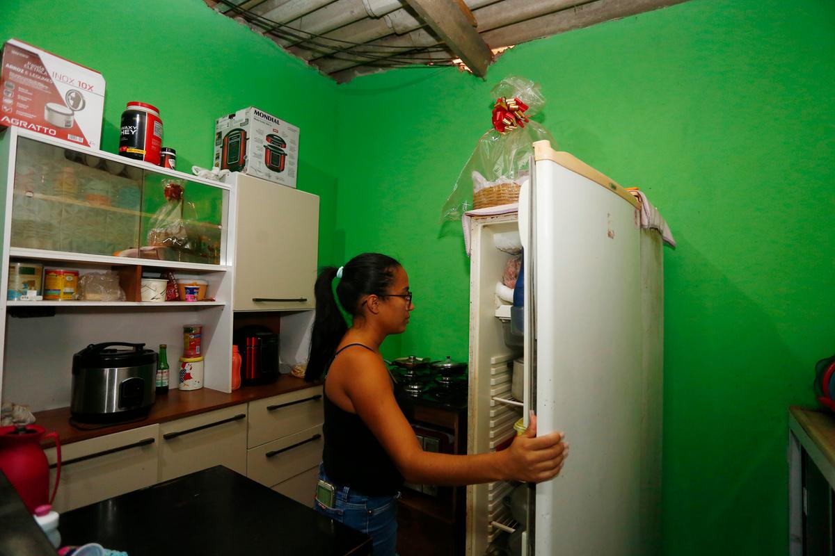 Desempregada há seis anos e com o marido só fazendo bicos, a dona de casa Taynara da Costa sobrevive com o dinheiro do Auxílio Brasil (antigo Bolsa Família) e do Cartão Nutrir (Gustavo Tilio)