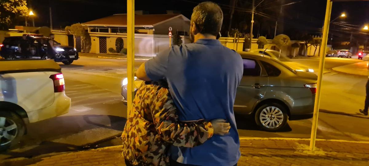 Mulher é amparada por parente depois de ser liberada pelos criminosos em Iracemápolis: ninguém foi preso (Divulgação)