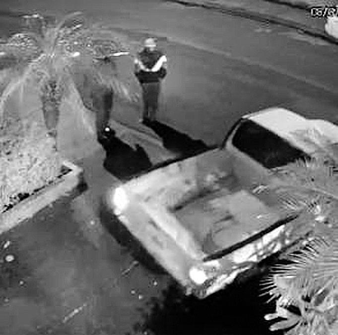 Imagens da câmera de segurança: quatro bandidos em uma Fiorino estouraram a porta de aço e de vidro de uma loja de roupas (Reprodução)
