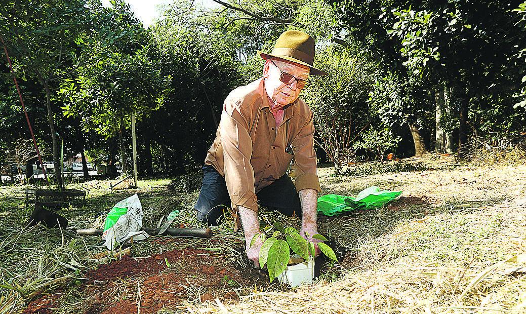 Seu Laurival Antonioli, de 77 anos, que se orgulha de já ter plantado mais de mil árvores em Campinas (Gustavo Tilio)