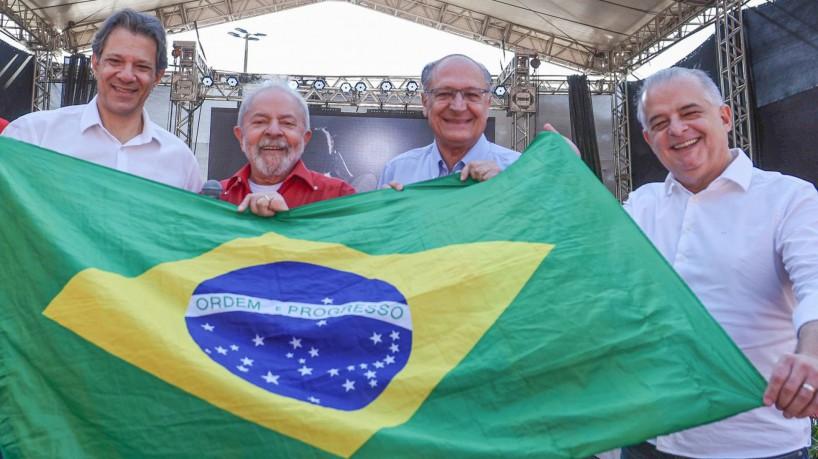 O evento na Praça da Moça, neste sábado, em Diadema, reuniu os principais líderes dos partidos que formam aliança com o PT (Divulgação)
