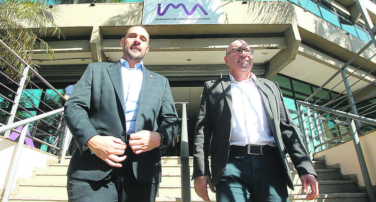 O atual presidente da IMA, Elias Tavares, ao lado do prefeito Dário, em frente à entrada da nova sede da empresa, que tem 46 anos de existência (Ricardo Lima)