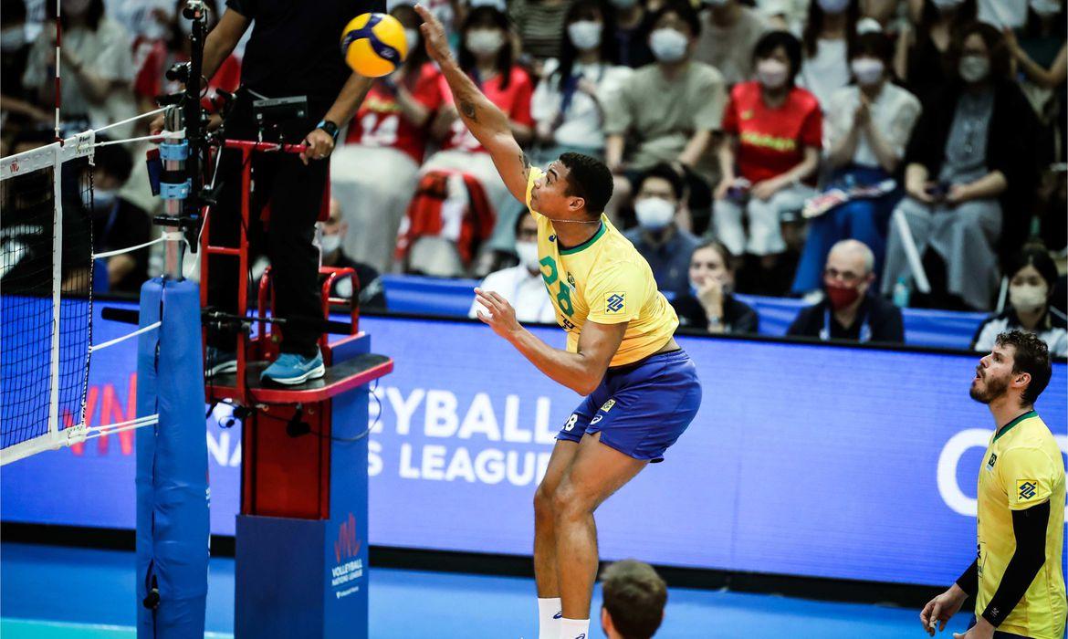 Seleção masculina de vôlei finalizou a primeira fase com oito vitórias e quatro derrotas, na sexta posição entre 16 seleções (Agência Brasil)
