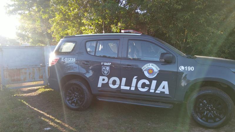 Segundo a Polícia Militar, a equipe chegou no local após uma denúncia de que oito homens invadiram uma obra para roubar 24 rolos de fios de cobre (Divulgação/ Baep)