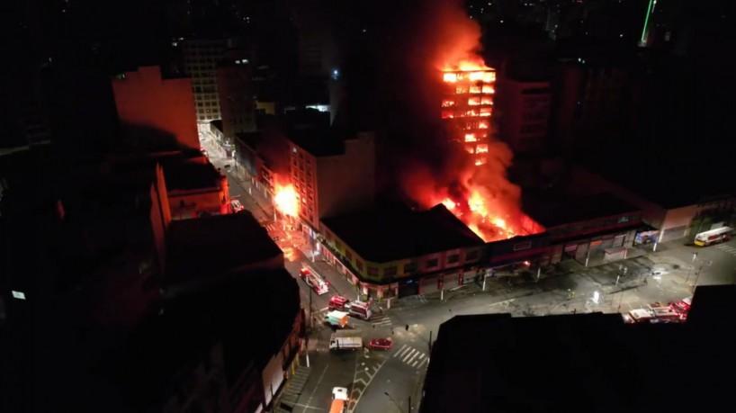 Nas redes sociais, moradores do centro de São Paulo compartilharam vídeos do incêndio (Reprodução/ Twitter)