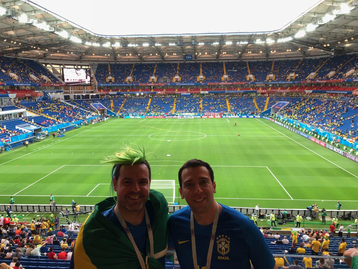 Guilherme Goes (à direita) com o amigo Hugo Ruano em Rostov, na Rússia, em 2018: planejamento é essencial para viajar e acompanhar de perto a Copa do Mundo (Arquivo Pessoal)